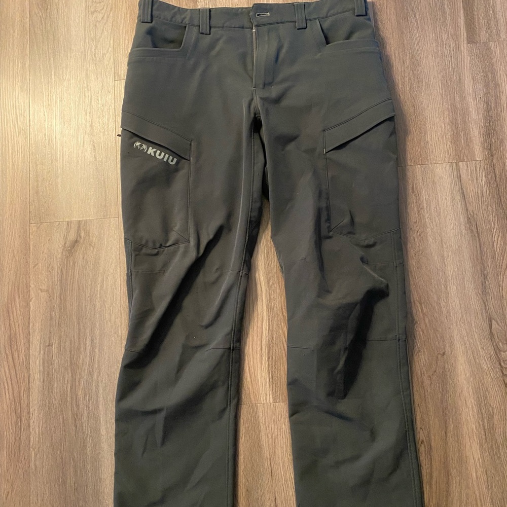 KUIU Men's Cargo Pants in Dark Gray